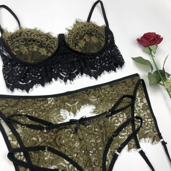 Exotic 3pc lingerie - Picture 3 of 3